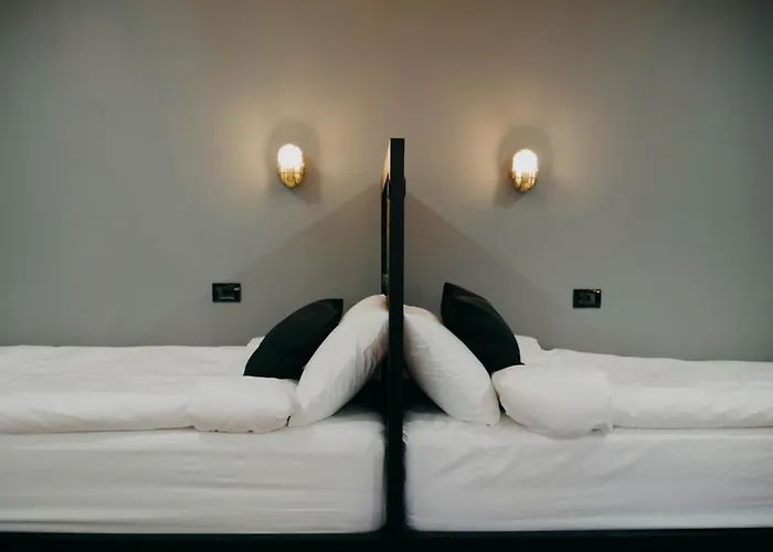 אכסניה The Maze