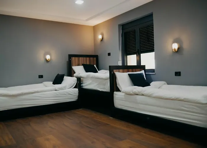 אכסניה The Maze